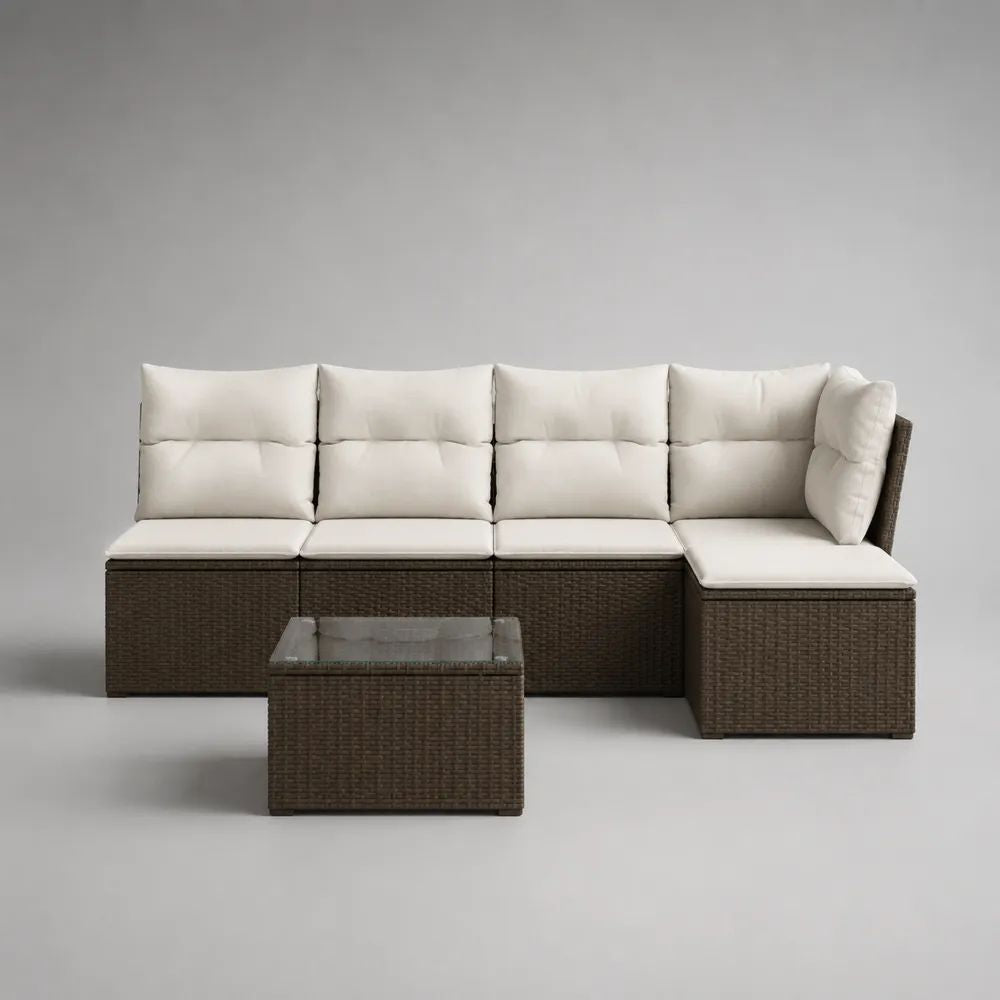 Ensemble salon de jardin 4 places avec canapé d’angle en résine tressée et acier brun, coussins blanc cassé et table basse, 238 × 168 × 74 cm