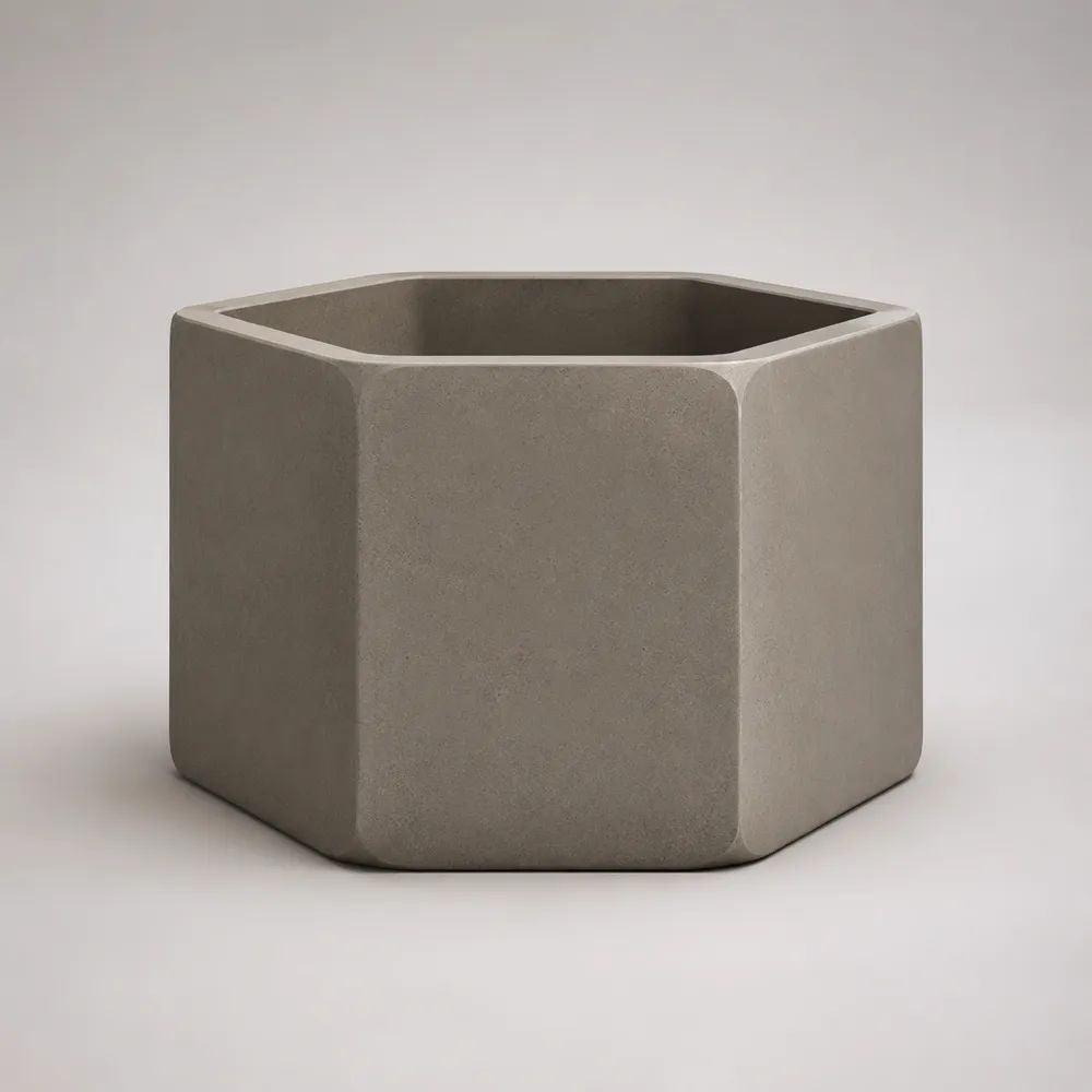 Pot de fleurs carré facetté en béton gris taupe, 40 × 40 × 35 cm